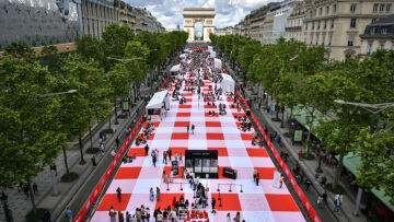 Οι Παριζιάνοι θέλουν να έρθουν πιο κοντά - Εικόνες από το τεράστιο και δωρεάν πικ νικ που στήθηκε στα Ηλύσια Πεδία