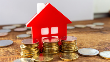 Πόσο θα κερδίσουν οι Ελληνες δανειολήπτες από τη μείωση των επιτοκίων της ΕΚΤ