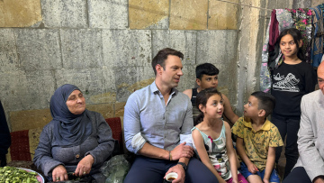 Από την Παλαιστίνη στις Σπέτσες ο Κασσελάκης: Μούδιασμα στον ΣΥΡΙΖΑ για την επαύριον της Κεντροαριστεράς