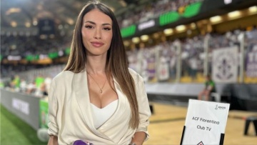 Η εντυπωσιακή δημοσιογράφος της Φιορεντίνα μαγνήτισε τα βλέμματα στην ΟPAP Arena - Δείτε φωτογραφίες
