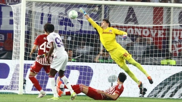 Ολυμπιακός: Η σωτήρια επέμβαση του Τζολάκη στο 69ο λεπτό του τελικού με τη Φιορεντίνα - Δείτε βίντεο