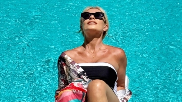 Μαρία Μπακοδήμου: Στους Παξούς για τα πρώτα της μπάνια η παρουσιάστρια