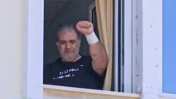 Δημήτρης Σταρόβας: Με σηκωμένη γροθιά και μήνυμα «Μην τα παρατάς» λίγο πριν το εξιτήριο 