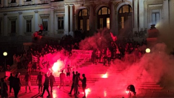 «Κάηκε» και η Σύρος: Oπαδοί πανηγυρίζουν την κατάκτηση του Conference League - Δείτε βίντεο και φωτογραφίες