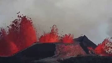 Ισλανδία: Το ηφαίστειο στη χερσόνησο Ρέικιανες εκτοξεύει λάβα για 2η ημέρα - Δείτε βίντεο