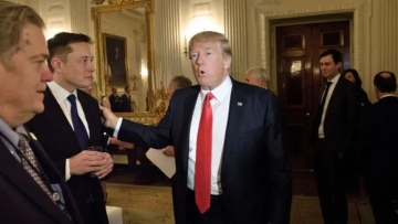 Wall Street Journal: O Μασκ ενδέχεται να αναλάβει ρόλο συμβούλου αν ο Τραμπ επιστρέψει στον Λευκό Οίκο