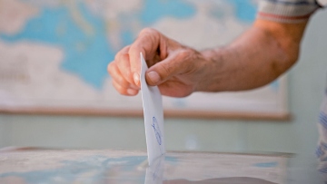 Ευρωεκλογές: Η ΝΔ αποκλείεται να κινηθεί κάτω από 30%, λέει ο Φαναράς – Προβάδισμα για τη 2η θέση ο ΣΥΡΙΖΑ