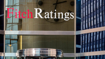 Fitch: Μειώνεται στο 125% του ΑΕΠ το ελληνικό χρέος έως το 2029, οι προκλήσεις μετά το Ταμείο Ανάκαμψης
