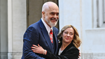Η Μελόνι θέλει να ξαναρχίσει η μεταφορά αιτούντων άσυλο στα κέντρα της Αλβανίας μέσα στον Ιανουάριο