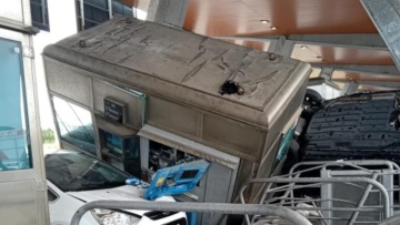 Δυστύχημα στην Ιταλία: ΙΧ έπεσε με μεγάλη ταχύτητα πάνω σε άλλα δύο σε διόδια - Τρεις νεκροί (φωτογραφίες)
