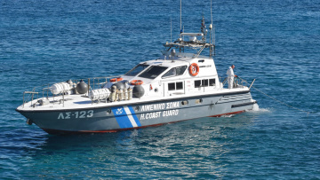 Θρίλερ στον Μαραθώνα: Εντοπίστηκε στην παραλία σορός άνδρα με βαρίδια