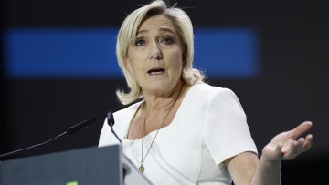 Γαλλία: Η Λεπέν κατηγορεί τον Μακρόν για «διοικητικό πραξικόπημα» πριν τον β' γύρο των εκλογών 