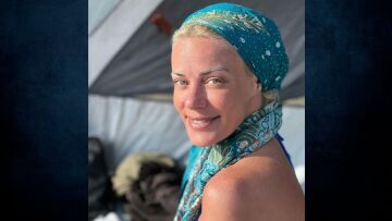 Ζέτα Μακρυπούλια: Οι νέες φωτογραφίες από την Κύθνο - Ποζάρει με μαντήλι και χωρίς ίχνος μακιγιάζ