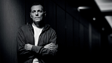 Ο Μανώλης Φάμελλος δίνει νέα ζωή σε παλιά αγαπημένα τραγούδια 