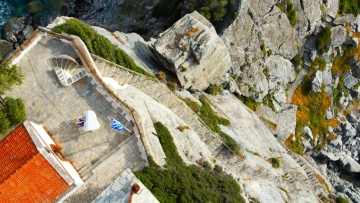 Σκόπελος: Πιανίστρια παίζει μουσική στην κορυφή ενός βράχου 100 μέτρων -  Δείτε βίντεο