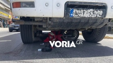 Σοβαρό τροχαίο στη Θεσσαλονίκη - Μηχανάκι παρασύρθηκε και βρέθηκε κάτω από φορτηγό, διασωληνώθηκε η 60χρονη οδηγός