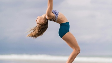 Αυτή η απλή άσκηση μάς ψηλώνει κατά 1-3 εκατοστά, σύμφωνα με μια ειδικό στην ολιστική ομορφιά