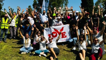 Coldplay: Πήγαν για δενδροφύτευση στα Βριλήσσια πριν τη συναυλία τους - Δείτε εικόνες 