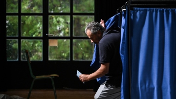 Ευρωεκλογές 2024: Η μάχη παραλίας - κάλπης και τα θρίλερ – Πού αναμένεται να κινηθεί η αποχή, «κλειδί» για τις έδρες οι αναποφάσιστοι