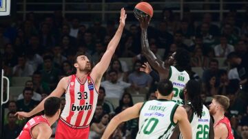 Basket League: Ο Παναθηναϊκός νίκησε 83-76 τον Ολυμπιακό, μείωσε σε 2-1 νίκες και έμεινε ζωντανός στη μάχη του τίτλου