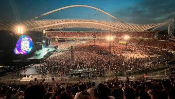 Οι Coldplay μάγεψαν και τη δεύτερη βραδιά τους θεατές μέσα σε έναν «ουρανό γεμάτο αστέρια»