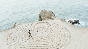 Γιατί όλο και περισσότεροι άνθρωποι χάνονται μέσα σε λαβυρίνθους σε όλο τον κόσμο;