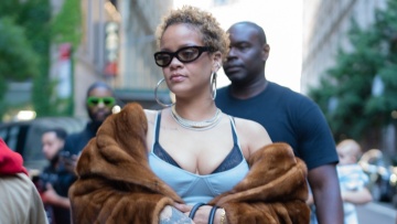 Ριάνα: Σπάνια εμφάνιση με τα φυσικά μαλλιά της 