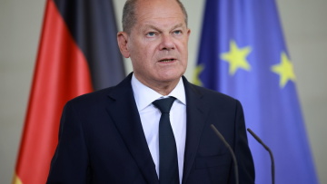 Politico: O Σολτς σκληραίνει τη στάση του στο μεταναστευτικό με στόχο την πολιτική του επιβίωση