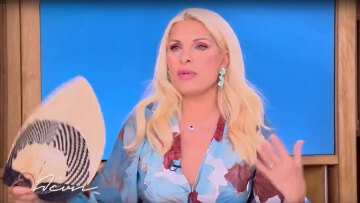 Ελένη Μενεγάκη: Με βεντάλια στο πλατό η παρουσιάστρια - Είμαι καυτή, αστειεύτηκε