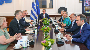 Συνάντηση Μητσοτάκη με τους νέους ευρωβουλευτές της ΝΔ στο Μαξίμου – Δείτε φωτογραφίες