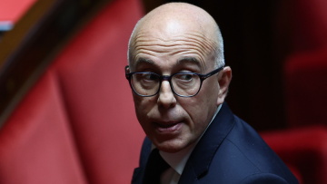 Γαλλία: «Βράζει» το γκωλικό κόμμα για το άνοιγμα στη Λεπέν – Καθαίρεσαν τον Σιοτί που… κλείδωσε τα γραφεία