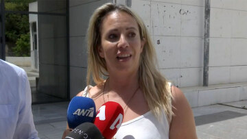 Οι πρώτες δηλώσεις της Έλενας Αθανασοπούλου μετά την αθώωση του Κωστόπουλου: «Ηθικά νιώθω δικαιωμένη»