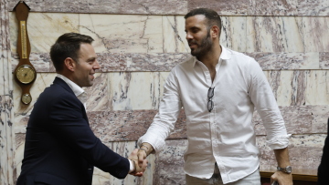 Ο Κασσελάκης συνάντησε στο γραφείο του στη Βουλή τους 4 ευρωβουλευτές του ΣΥΡΙΖΑ