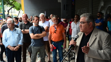 Στη συγκέντρωση των σωματείων της ΛΑΡΚΟ ο Κουτσούμπας - «Να μην περάσει η νέα πρόκληση της κυβέρνησης»