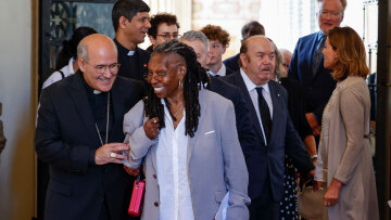 Πάπας Φραγκίσκος: Κάλεσε στο Βατικανό τους παγκόσμιους ηγέτες της... κωμωδίας