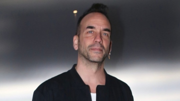 Πάνος Μουζουράκης: Το μεγάλο μου ταλέντο δεν ήταν στο τραγούδι, αλλά στο ότι οι ευχές μου γίνονται πραγματικότητα