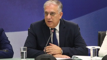 «Όλοι μαζί θα ρίξουμε τις τιμές» το μήνυμα Θεοδωρικάκου προς την αγορά – Ενισχύει τη ΔΙΜΕΑ