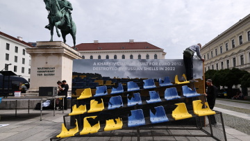 Euro 2024: Κομμάτι κερκίδας από ένα κατεστραμμένο στάδιο του Χάρκοβο εκτίθεται στο Μόναχο  - Βίντεο, φωτογραφίες 
