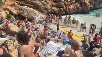 Μαγιόρκα: Εξαγριωμένοι ντόπιοι φωνάζουν «φύγετε, φύγετε, φύγετε» για να διώξουν τους τουρίστες από τις παραλίες – Δείτε βίντεο