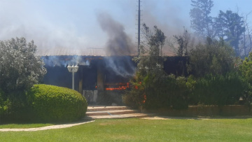 Φωτιά στη Βάρης - Κορωπίου: Στις φλόγες παραδόθηκε αίθουσα εκδηλώσεων - Δείτε βίντεο και φωτογραφίες