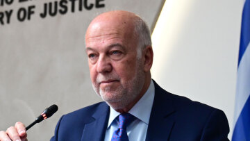 «Βραχιολάκι» σε όσους είναι σε επιτήρηση για ενδοοικογενειακή βία - Δείτε τα 14 μέτρα που ανακοίνωσε ο Φλωρίδης