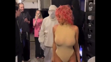 Bianca Censori: Νέο χτύπημα από το Παρίσι - Κάλυψε τα στήθη της μόνο με τιράντες