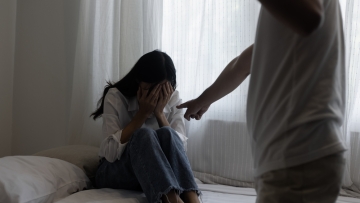 Στον εισαγγελέα ο δημοσιογράφος της ΕΡΤ - Προκάλεσε κατάγματα στο πρόσωπο της συντρόφου του