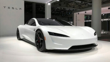 Βρέφος παγιδεύτηκε μέσα σε ένα Tesla όταν η μπαταρία «πέθανε»: Οι αγωνιώδεις προσπάθειες της γιαγιάς του να το σώσει