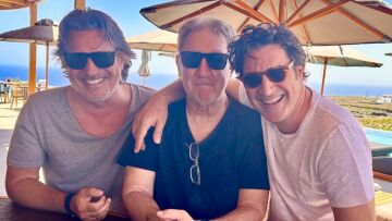 Χριστόφορος Παπακαλιάτης: Βρίσκεται στη Σαντορίνη - Η φωτογραφία με τον πατέρα και τον αδερφό του