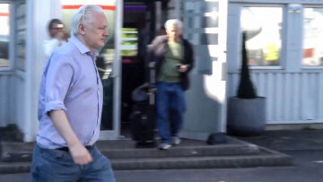 Τζούλιαν Ασάνζ: Ελεύθερος μετά από 5 χρόνια - Συμφώνησε να ομολογήσει την ενοχή του με αντάλλαγμα την αποφυλάκισή του 