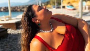 Δανάη Μπάρκα: Αναπολεί τις διακοπές που έκανε στη Μάνη με φωτογραφίες της στη θάλασσα