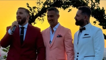 Γιώργος Καπουτζίδης για τον γάμο φίλων του: Σας ευχαριστώ πολύ για την τιμή που μου κάνατε να είμαι δίπλα σας