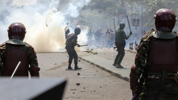 Κένυα: Εισβολή διαδηλωτών στο κοινοβούλιο - Με πραγματικά πυρά απάντησε η Αστυνομία