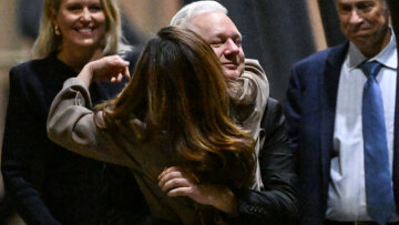 Τζούλιαν Ασάνζ: Συγκινητικές στιγμές κατά την άφιξή του στο αεροδρόμιο της Καμπέρα